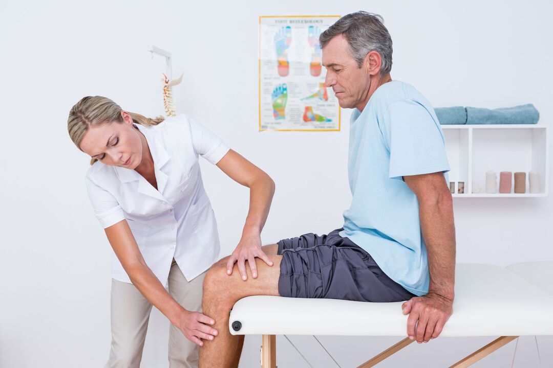 doctor examining a patient with arthrosis of the knee