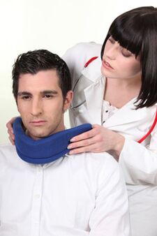 The doctor puts on the patient the collar of Shantsz