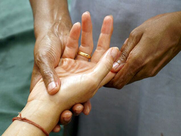 Manual therapy is a fairly popular method of treating rhizarthrosis that affects the joints of the fingers.